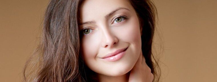 κορίτσι με περιποιημένα υγιή μαλλιά